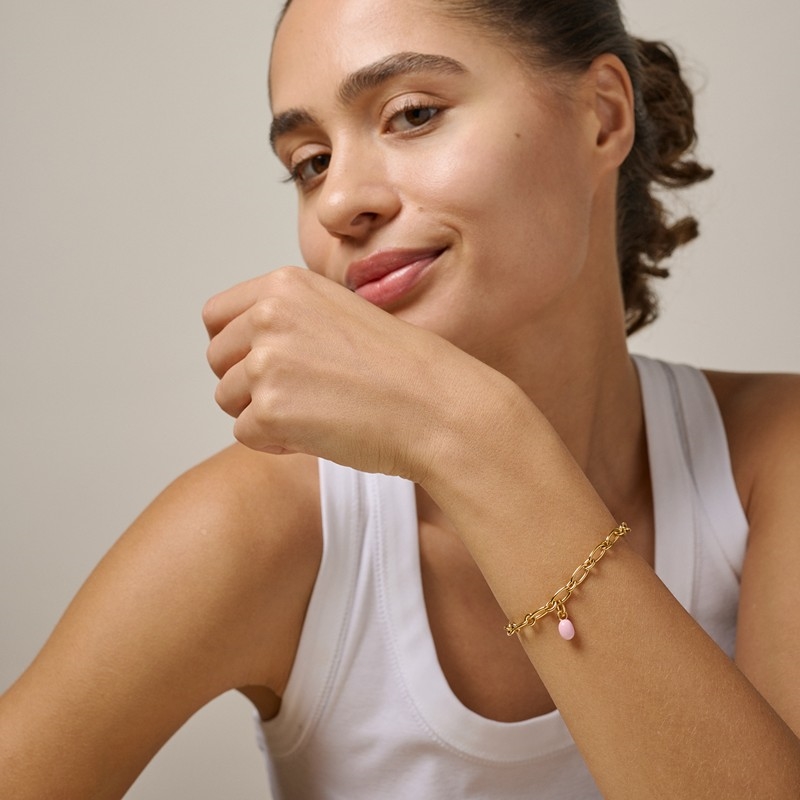 Enamel - Eleanor charm i forgyldt sølv på armbånd